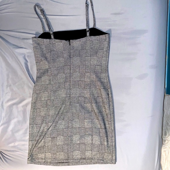 Dress with a pattern in great condition - Picture 2 of 3